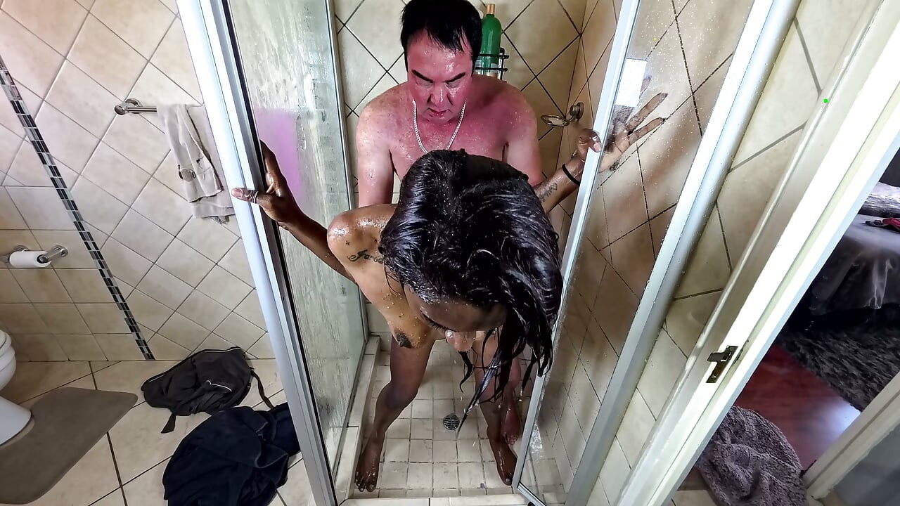 Une pute indienne se fait baiser sous la douche après s’être fait savonner