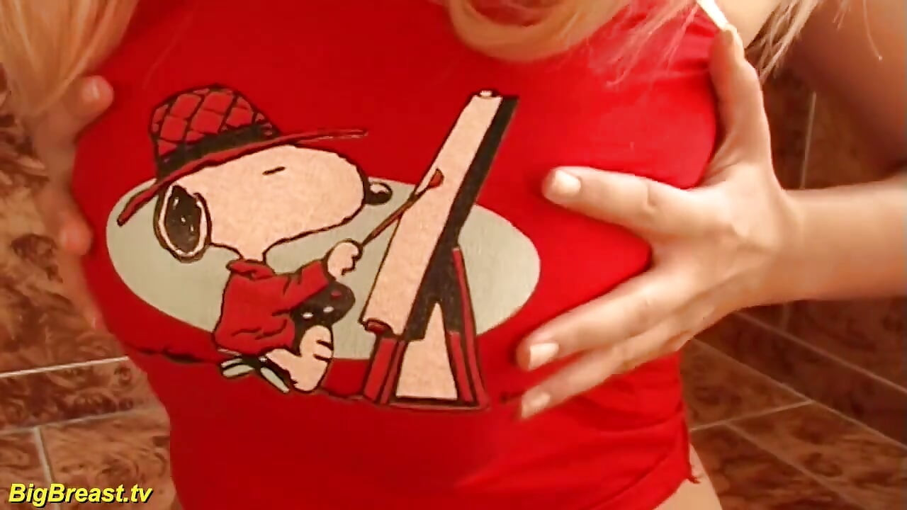 Domuz kuyruklu genç kız canavar göğüslerini zıplatıyor