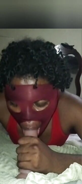 Chico negro chupando polla blanca