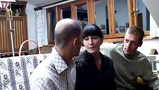 Татуированную телочку с большой задницей отшпилили в трахе в тройничке