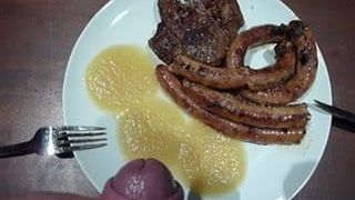 Schotel spermasaus vlees met sperma klaarkomen op voedsel