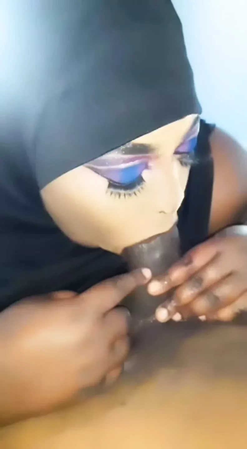 Fat Arab wife sucking stranger’s cock