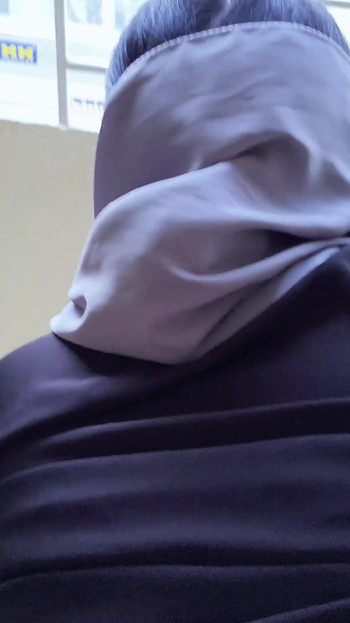 Hidžab djevojka pokazuje veliku guzu i žestoko se jebe | Isječak 1