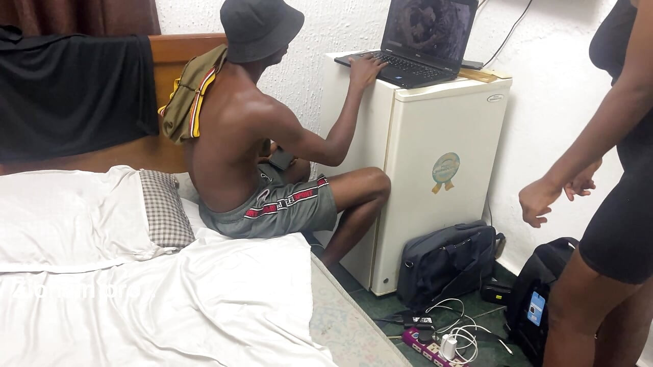 O curvă din jur este o distragere, dar bărbatul are nevoie de futai