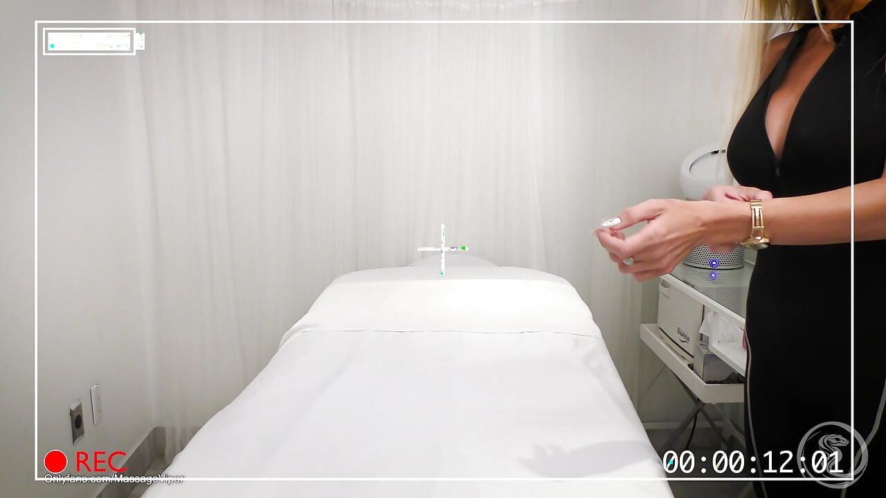 Trophy wife tenta novo massagista - peitos nus, massagem na buceta molhada, boquete e slide corporal