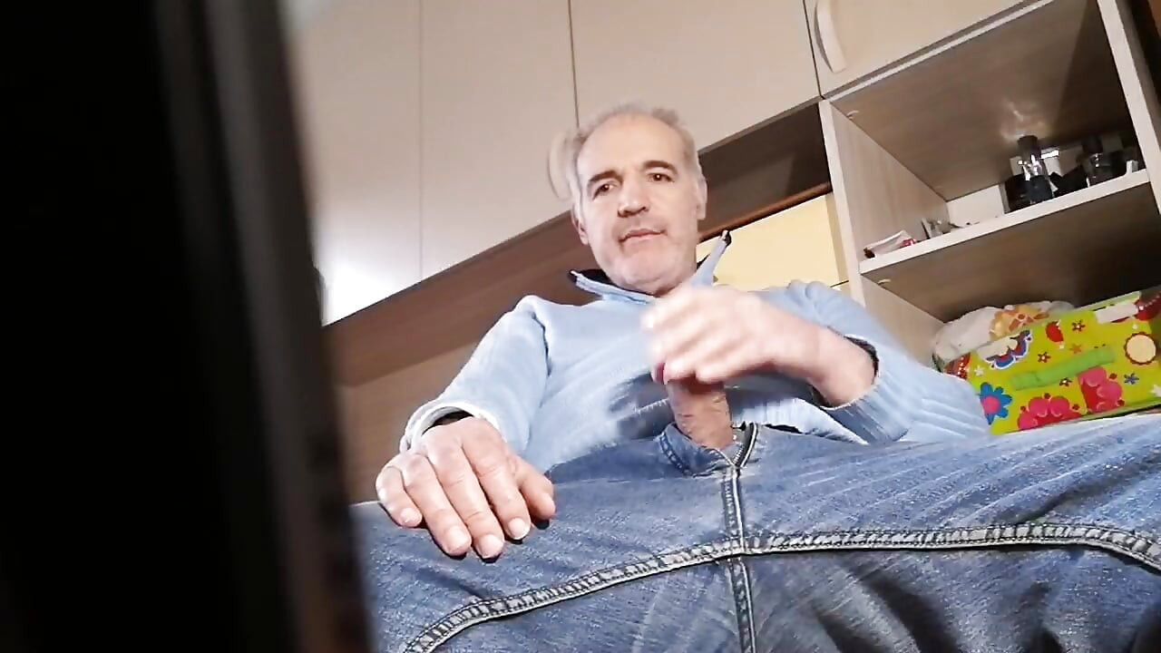 لدي خصيتان ممتلئتان بالحليب لا بد لي من القذف على الفور