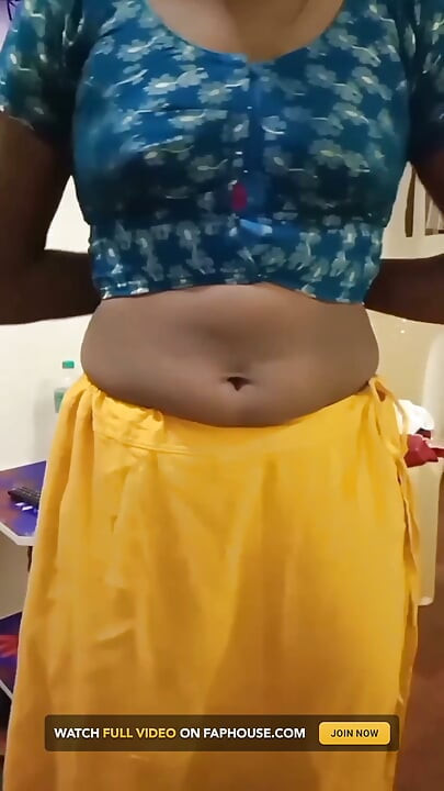 همسر کاکولد تامیل دسی با سوتین صورتی نمایش ناف ساری در هتل اذیت می کند! Indianhotwifex