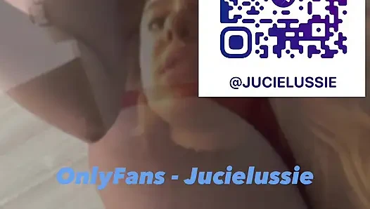 Jucielussie eating pants in public shopping