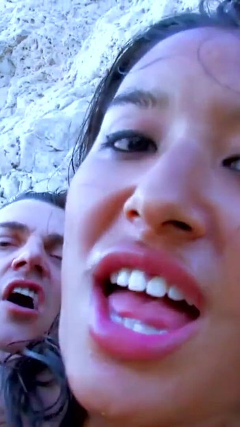 Εμβληματική στιγμή από το "Beach anal sex with stranger"