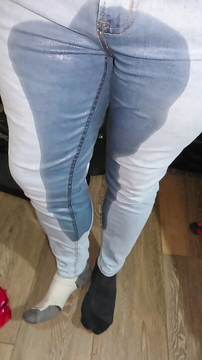 穿着女牛仔裤放手超过2分钟