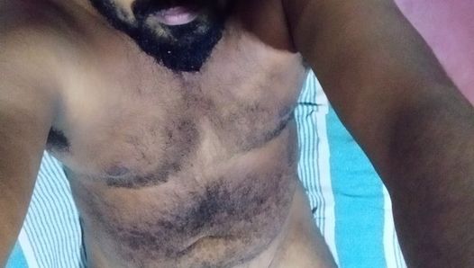 Un Indien écarte le trou du cul pour un mec excité devant la webcam
