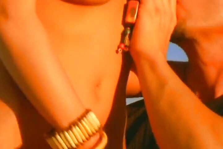 Gagică blondă udă de pișat îngenuncheată pentru dușul auriu din deșert