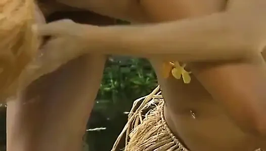 Lesbian sensual di surga tropis dengan permainan buah-buahan