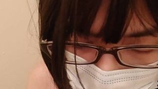 Japoński crossdresser obserwuje masturbację i wytrysk