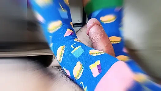 strohhalm mit füßen, die sehr lustige strümpfe tragen