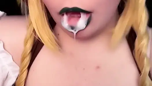 Ирландская барменша давится массивным членом