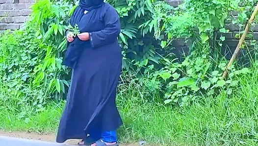 Arabische heiße stiefmutter wird geil, nachdem sie im hotelbett von der straße gekommen ist & ich sehe ihren dicken arsch und handjob beginnen