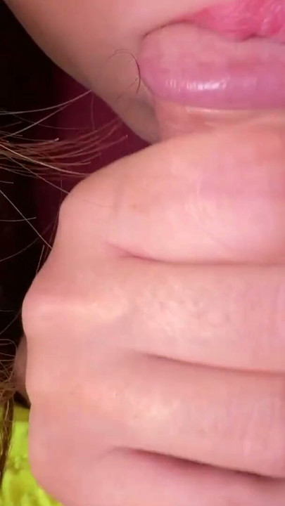 她是个真正的印度女孩，这个女孩第一次吸鸡巴 🔥 | 片段 1