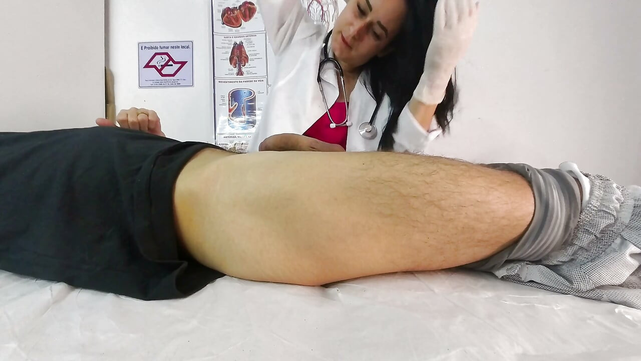一个护士发现他在撸管, 并给了他一个奶子工作, 直到他射在她嘴里