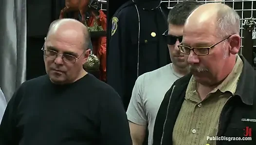 Незнакомцы получают руки: шлюховатая рыжая получает двойное проникновение от хуя на палки на публике!