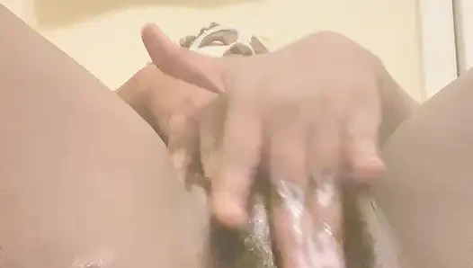 ОЧЕНЬ возбужденная во время купания в душе (мне нужно было кончить так плохо!)