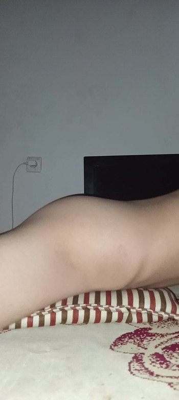 枕にこすりつけるイケメンの男の子