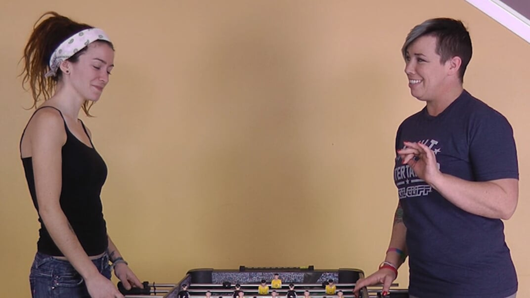 Um jogo de strip-tease de peituda promete uma palmada no final