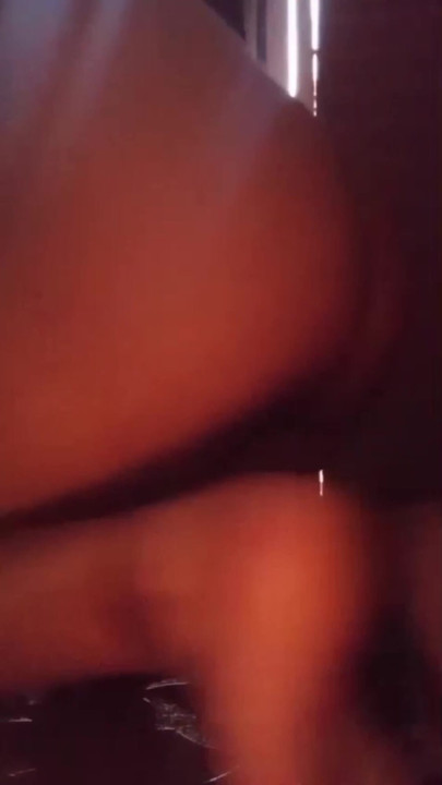 Pentru a-și liniște fratele vitreg furios, sora vitregă s-a dezbrăcat și i-a oferit plăcere. | Clip 3