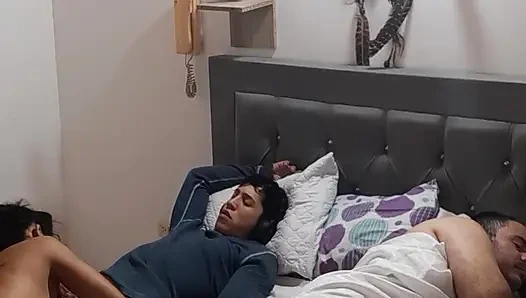 Erkek arkadaşımın arkadaşını sikiyorum ve ondan bana nüfuz etmesini istiyorum