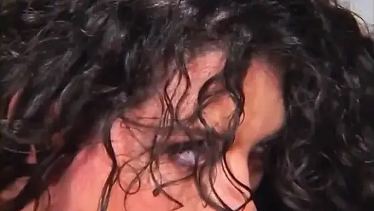 Wunderbare sexy vollbusige MILF mit enger muschi in den arsch gefickt und von einem riesigen harten schwanz abspritzen