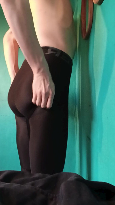 sexy twink in legging doggy twerk