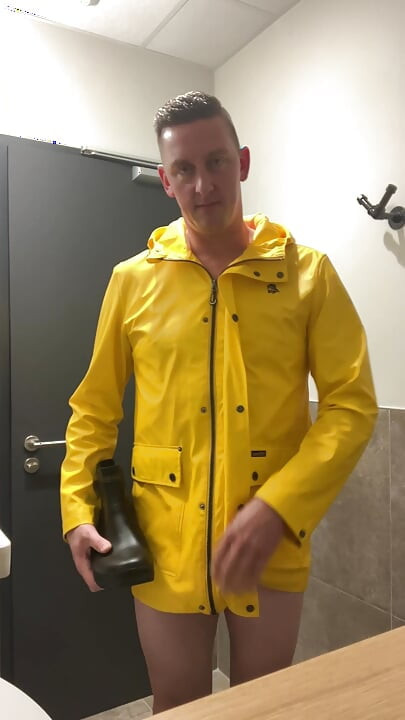 Gej fetiš na čizme i sperma iz lizanja čizme velikim kurcem