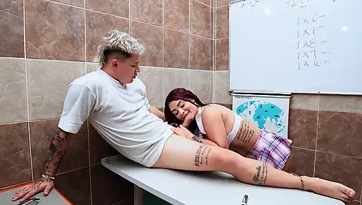 Студентка с огромными сиськами соблазняет своего учителя, чтобы пройти ее предмет - Alejandra Palacios и AARON MUSH