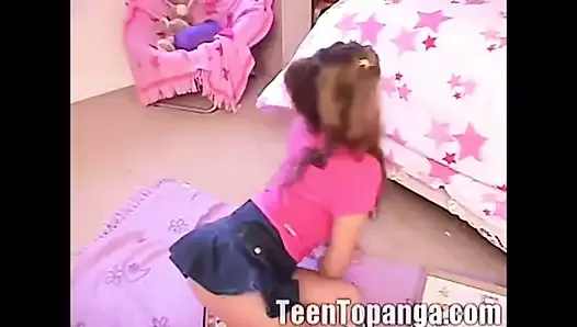 Adolescente topanga juega con su coño y sus dedos