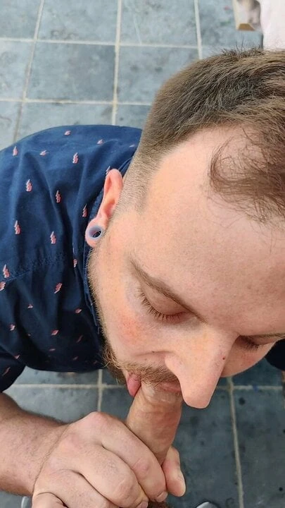 Sucking strangers cock again part1