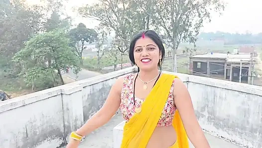 Сосед увидел Комаль, трахающей ее пальцами, схватил ее участок и вытащил ее под, затем помочился на ней