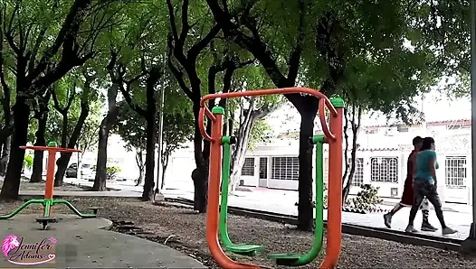 Tetanggaku yang seksi dan seksi berada di taman dan ketika aku melihatnya di sana dia melamarnya agar aku bercinta dengannya dan aku menerimanya - porno en español