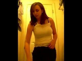 Симпатичная девушка снимает себя на видео, примеряя бикини для парня