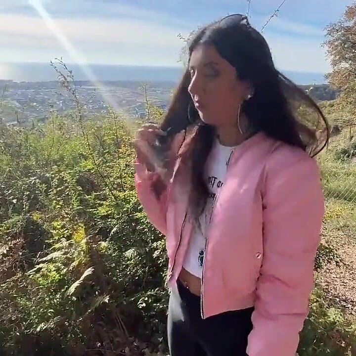 Pegou uma garota mijando e a levou para as montanhas para foder