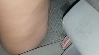 Regardez attentivement la grand-mère jouir dans ma voiture avec un jet