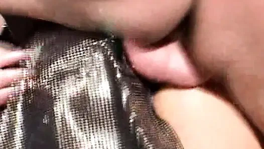 Esmer genç kızın buharlı sinemada ayak fetişi ile üçlü seks