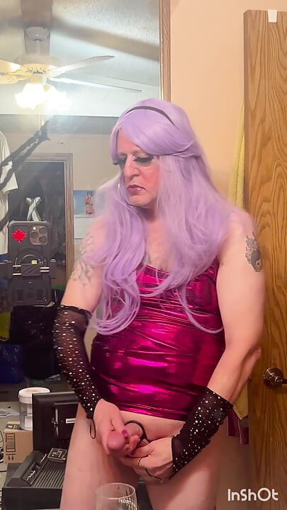Crossdresser σε μωβ Masterbating με φινίρισμα που πίνει χύσια!