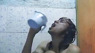 Travesti indien desi village, trans, cd, garçon gay, montrant son corps entièrement nu sous la douche