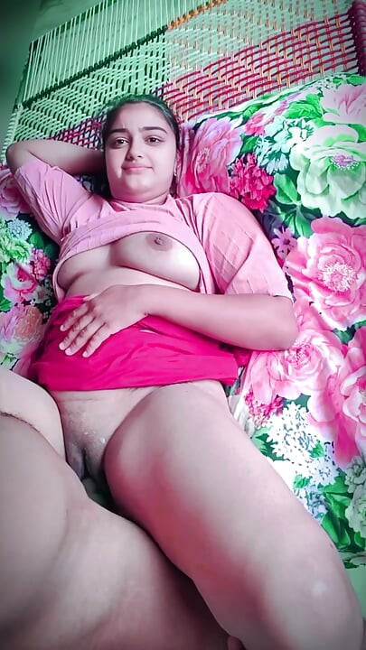Desi ganv ki larki apni tang choot chod rahi hai, pahli baar chudaee ghar ka bana xxx vidiyo