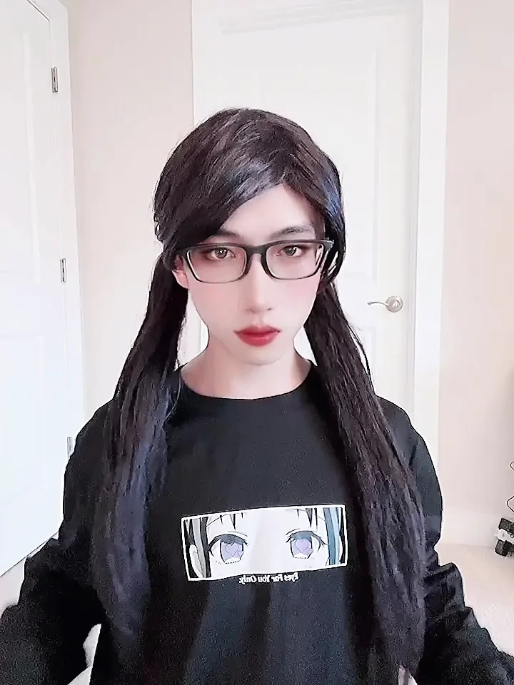 Asian CD Eva in boyfriend t-shirt and nude pantyhose