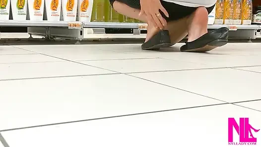 Игра с ступнями и погружение в черные квартиры в магазине Conad