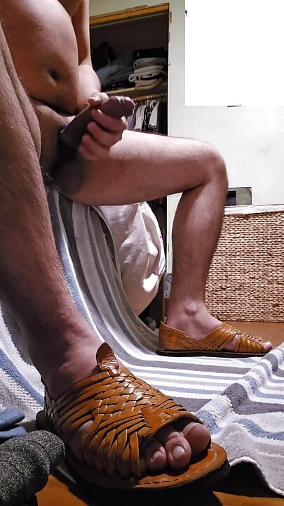 dok nosi huaraches sandale