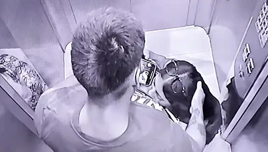 Тройничок на лифте в настоящем любительском видео