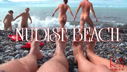 Praia de nudismo - jovem casal nua na praia, casal adolescente nu