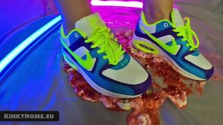 Фаст-фуд с Nike в фетиш - лизание кроссовок